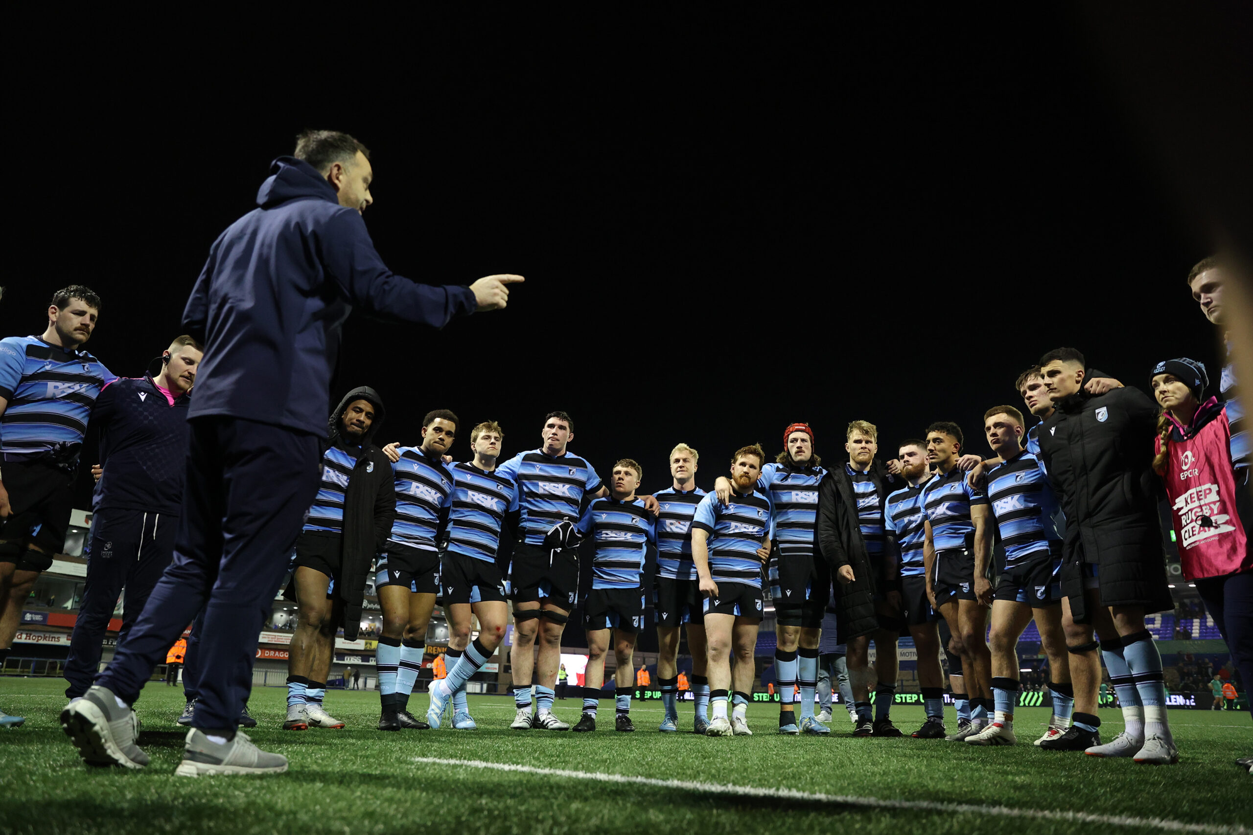 Matt Sherratt addresses the squad