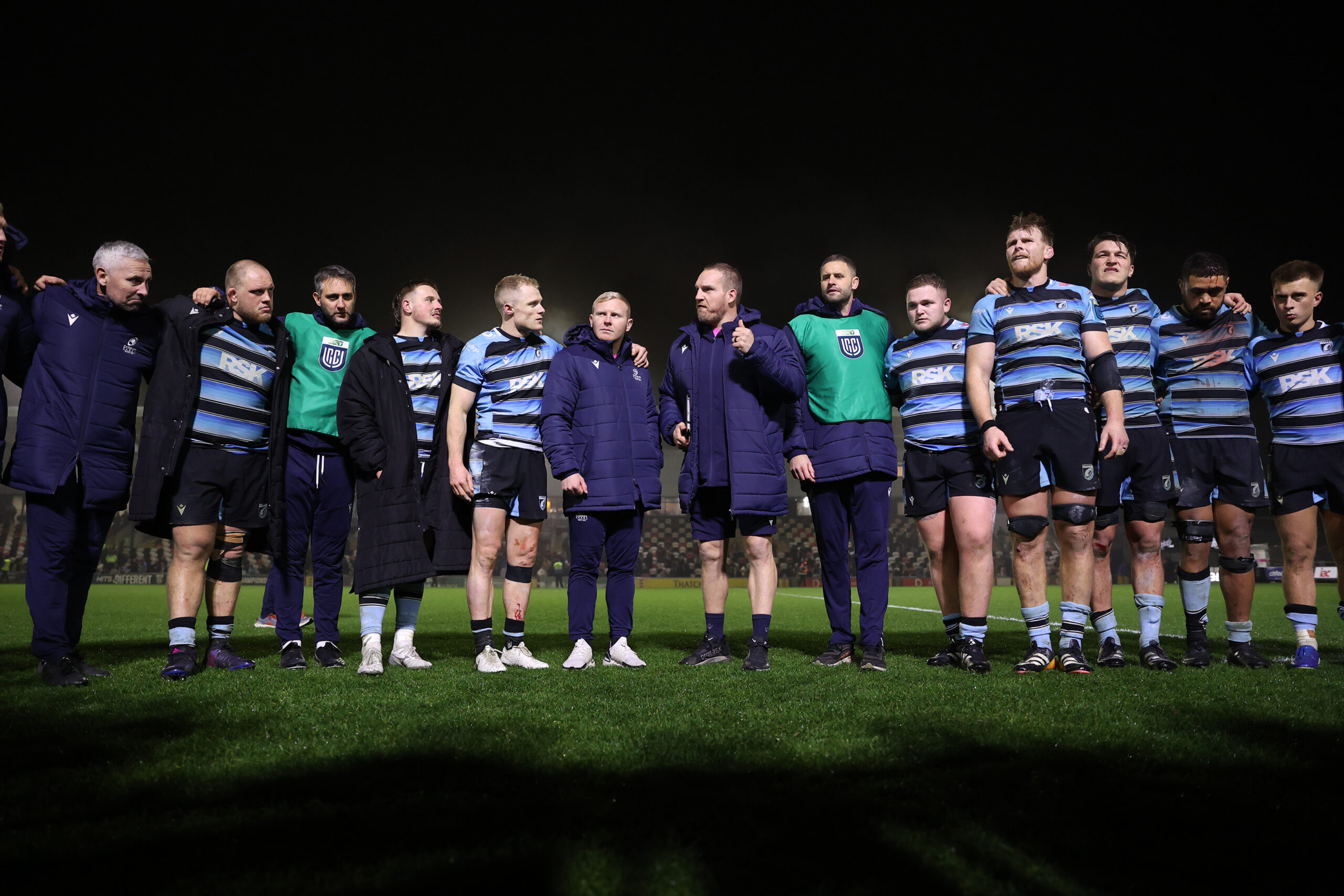 Gethin Jenkins speaks to Cardiff players